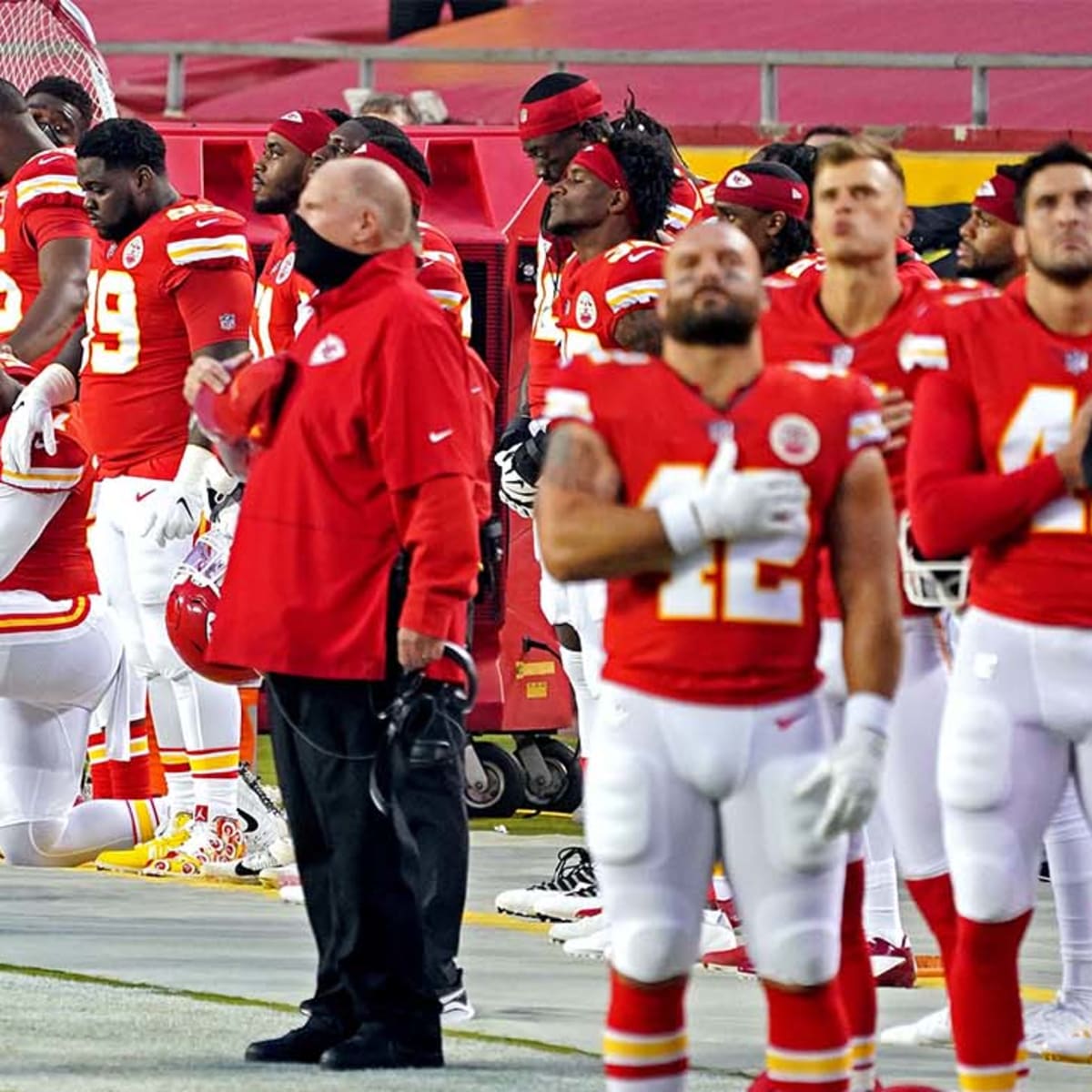 Kansas City Chiefs fans boo teams during display of unity against