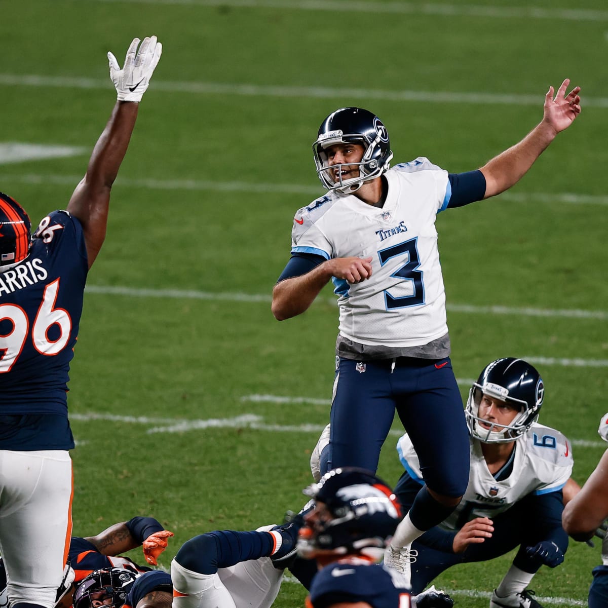 Gostkowski finally delivers in Titans' 16-14 win at Denver