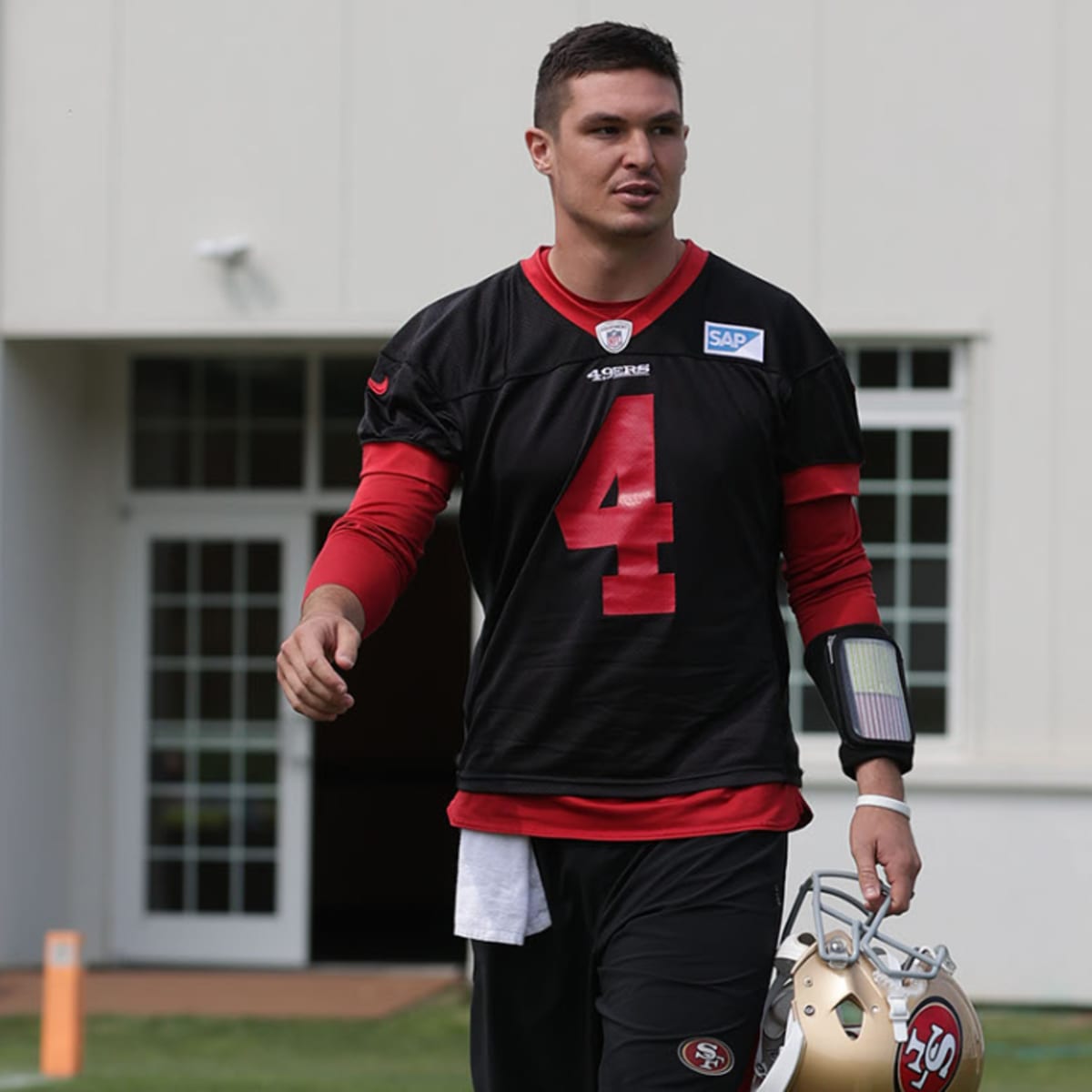 49ers sticking with Nick Mullens as starting quarterback