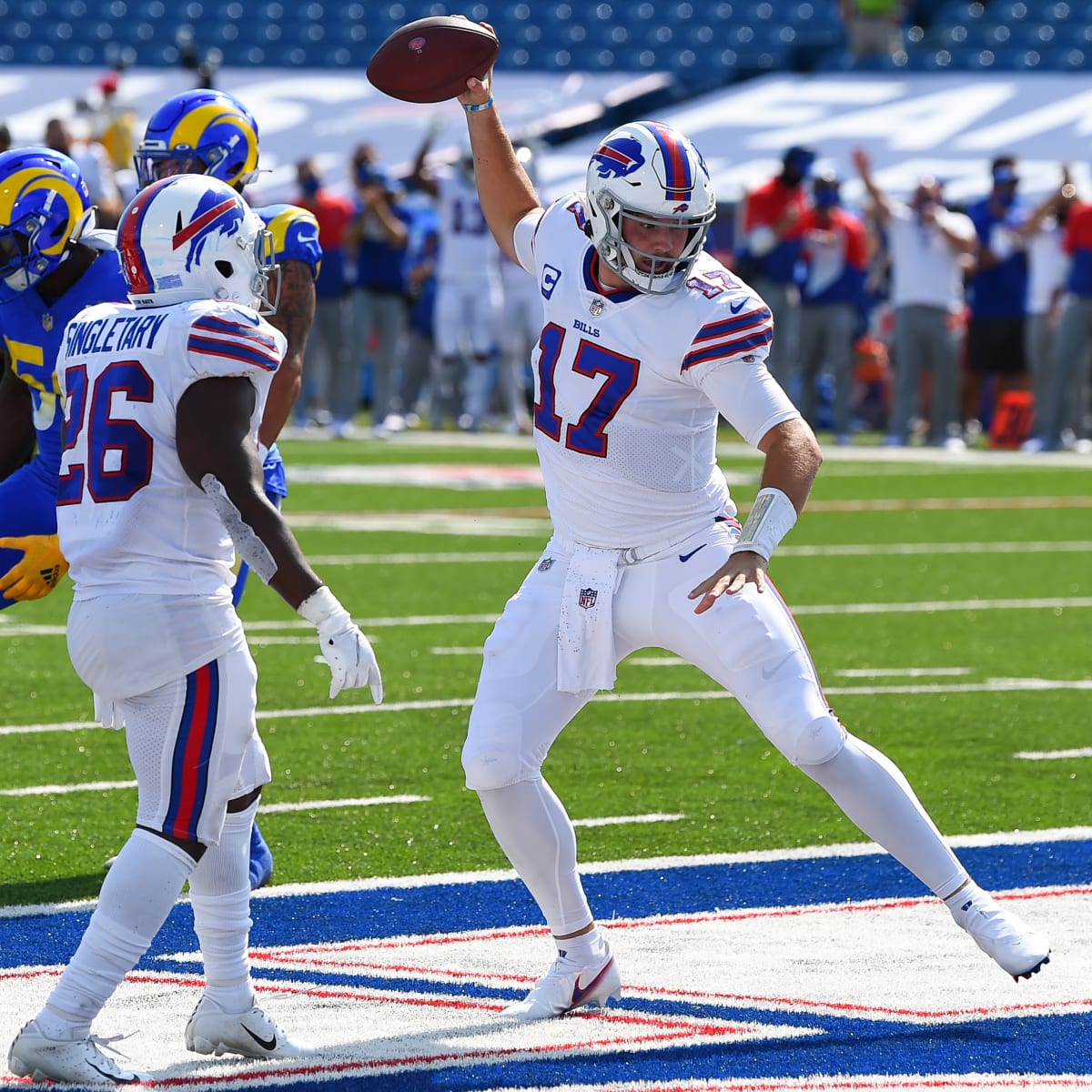 Bills hold on to beat Rams 35-32, improve to 3-0 on season