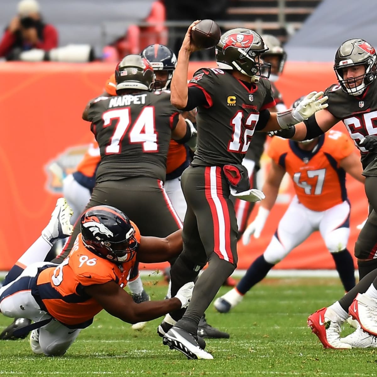 Broncos fall to 0-3, lose to Buccaneers 28-10