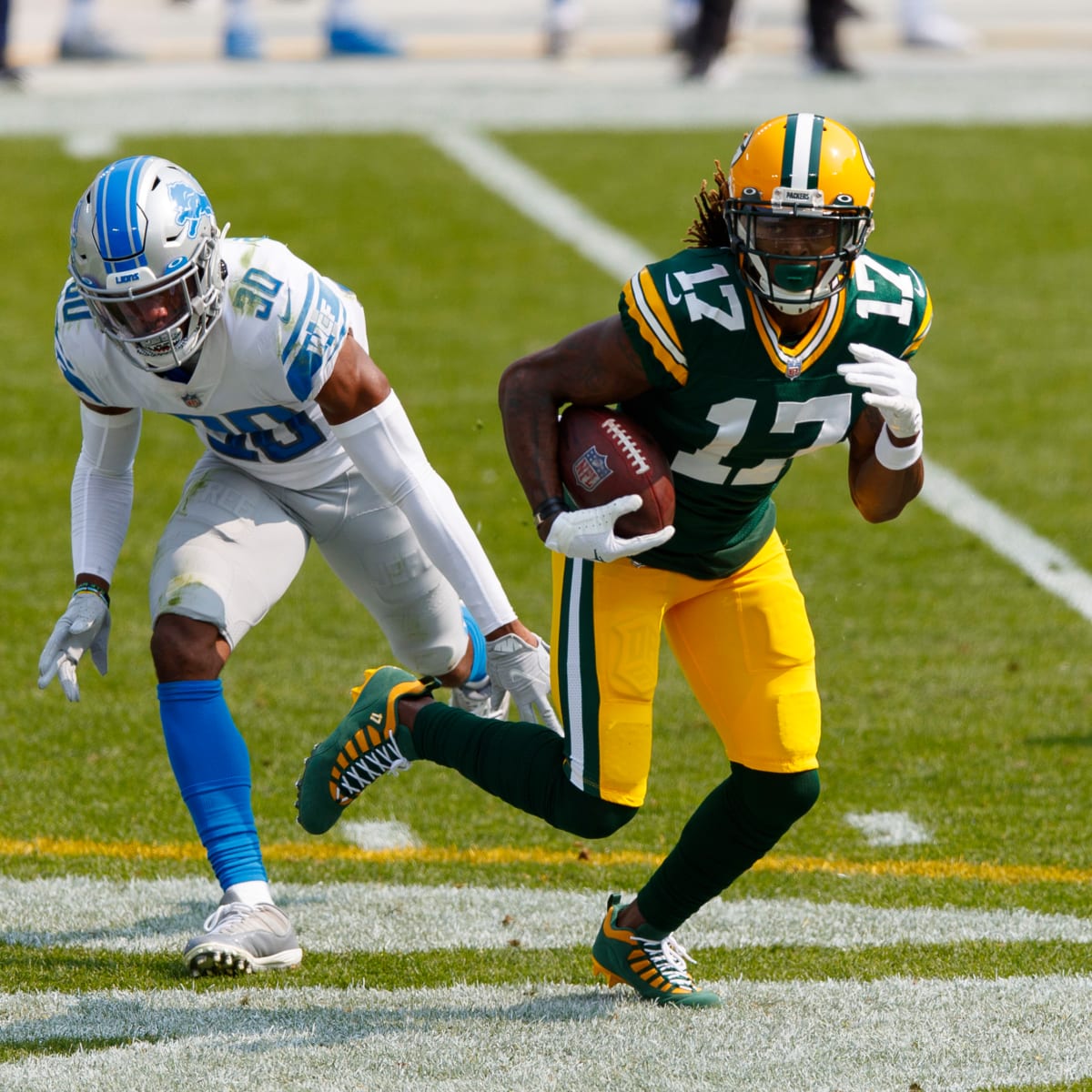 Green Bay, Wisconsin, USA. 24th Oct, 2021. Green Bay Packers wide receiver  Davante Adams #17 talks during a timeout during NFL football game between  the Washington Football Team and the Green Bay