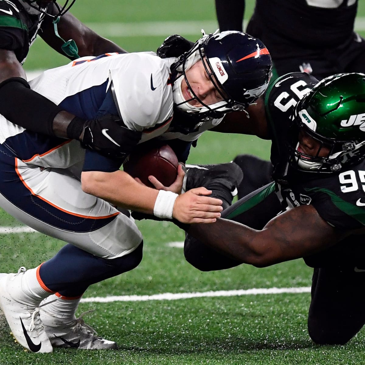 Jets rookie Mekhi Becton kneels for national anthem