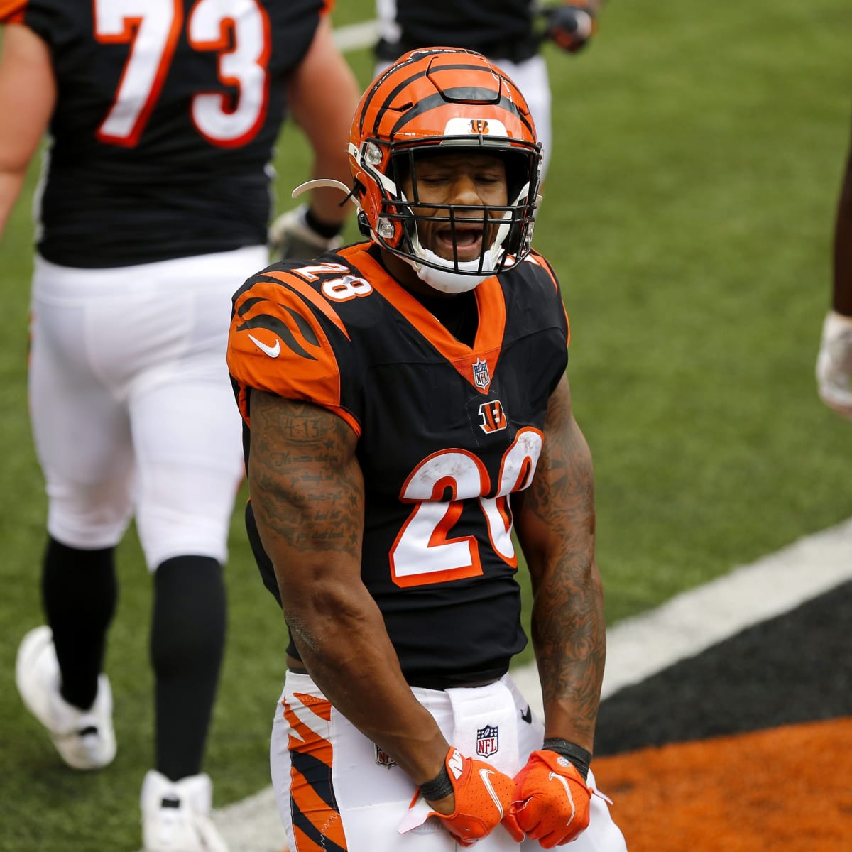 Burrow earns first NFL win, Bengals top Jaguars 33-25