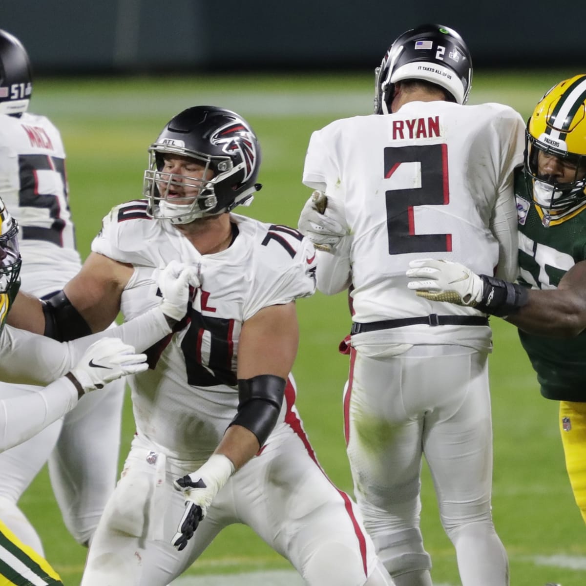 Atlanta Falcons running back Todd Gurley (21) runs the ball against the  Green Bay Packers during