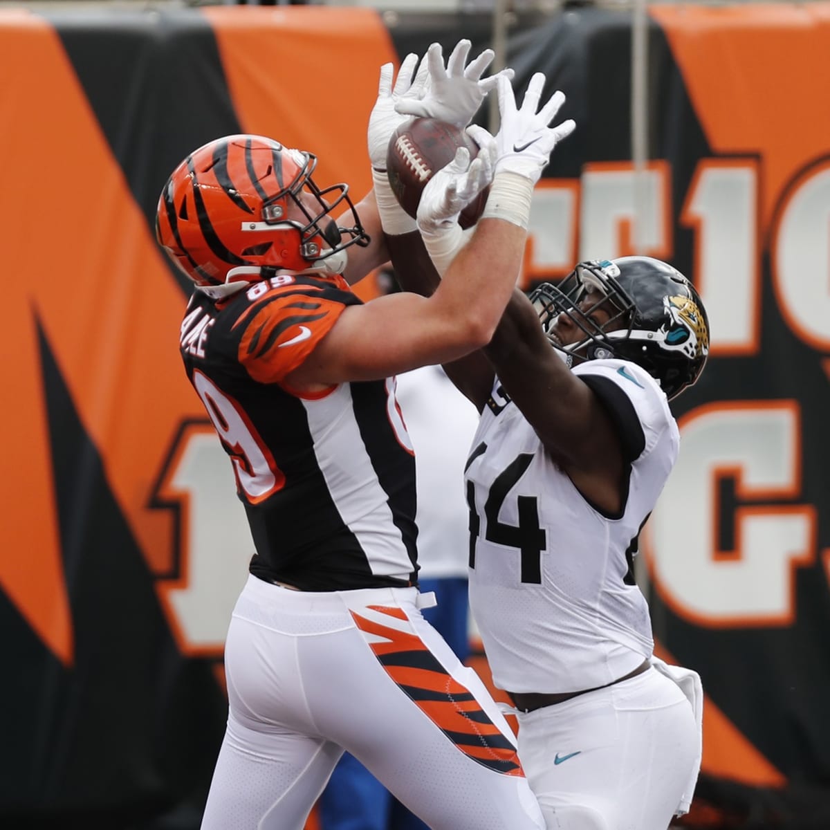 Burrow earns first NFL win, Bengals top Jaguars 33-25