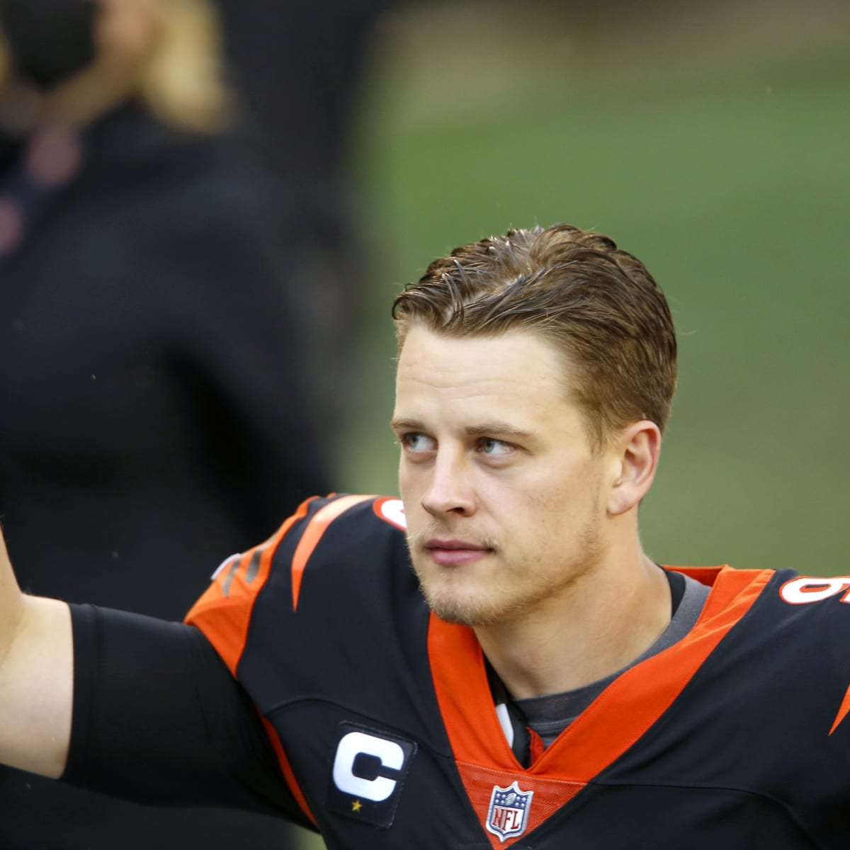 Carson Palmer says Joe Burrow should question future with Bengals