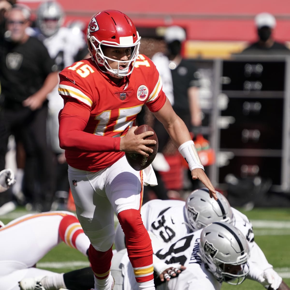 Chiefs march up and down the field, defeat Raiders 41-14