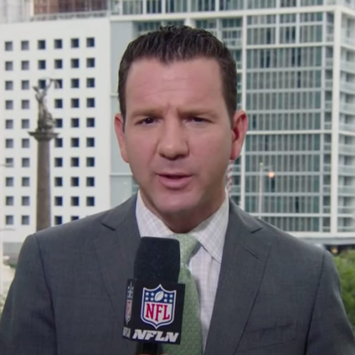 Go Inside the NFL with Ian Rapoport '02