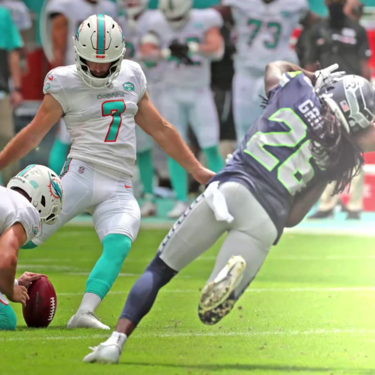 Miami Dolphins punter's touchdown pass to kicker vs. Philadelphia