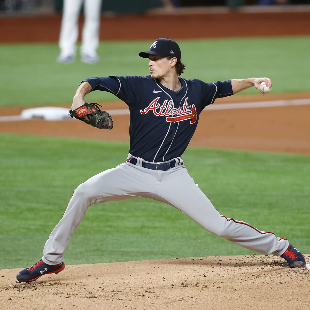Atlanta Braves pitcher Steve Avery pitches in the first inning of