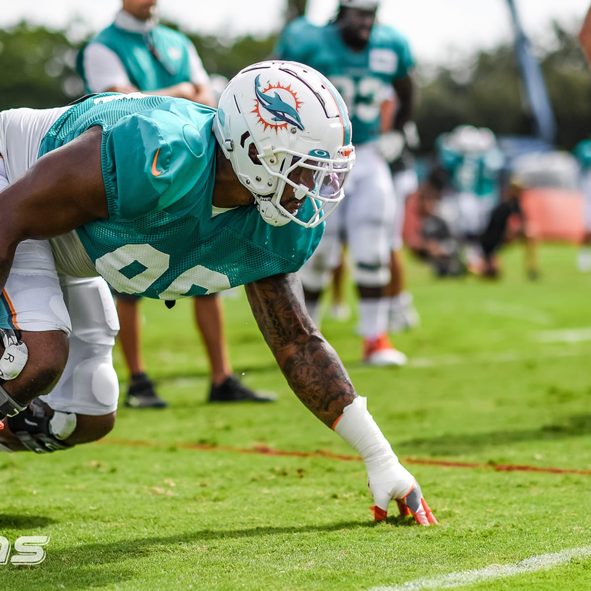 Miami Dolphins defensive tackle Raekwon Davis (98) lines up during