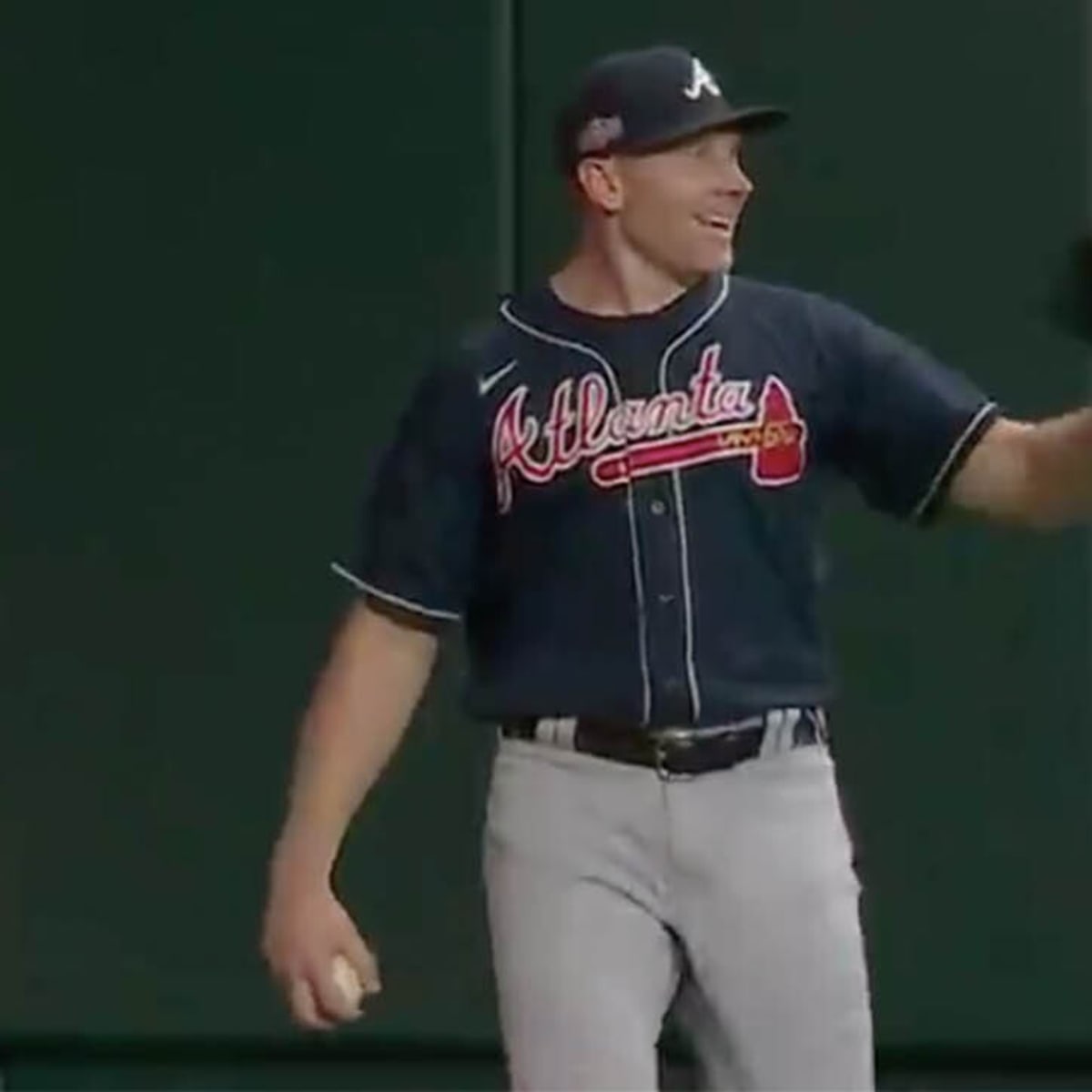 Mark Melancon catches Ozzie Albies home run again in NLCS Game 2