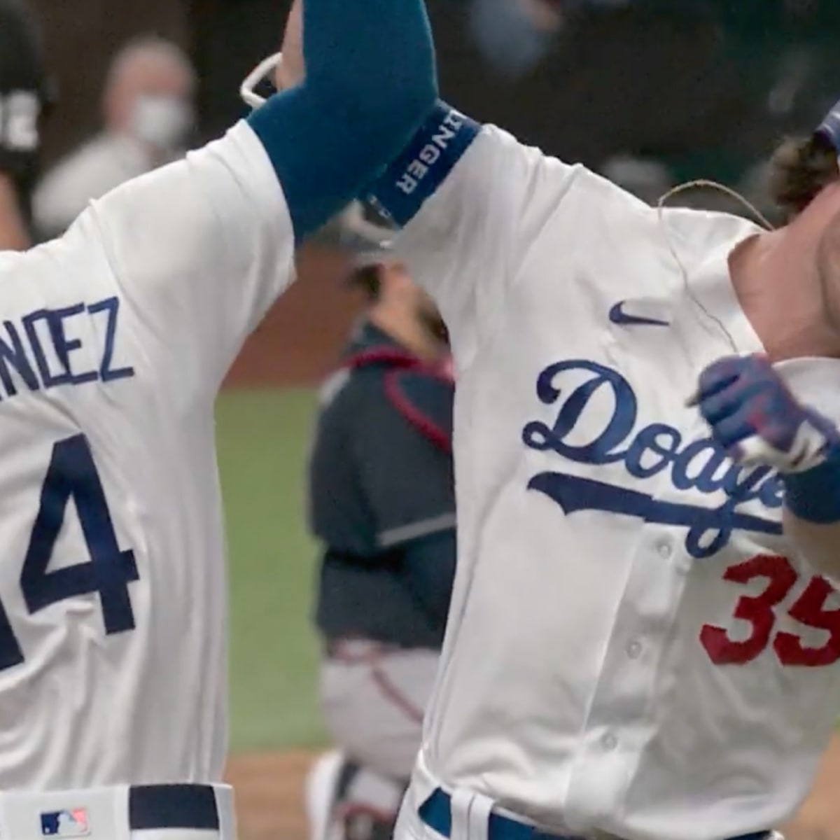 WATCH: Cody Bellinger leaves the game after making spectacular