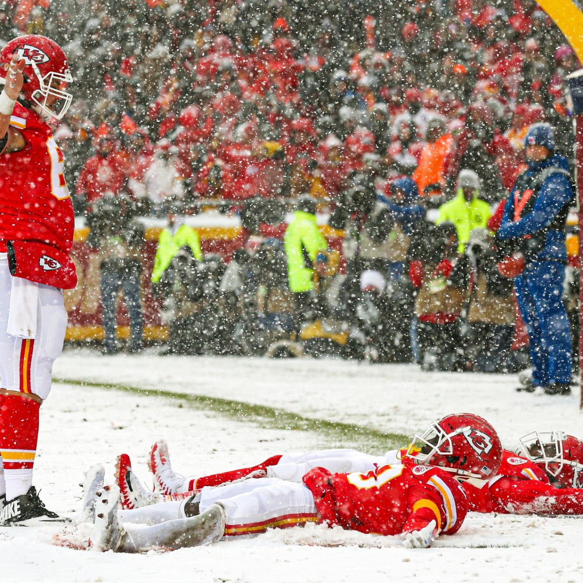 Mahomes flourishes in snow as Chiefs keep winning