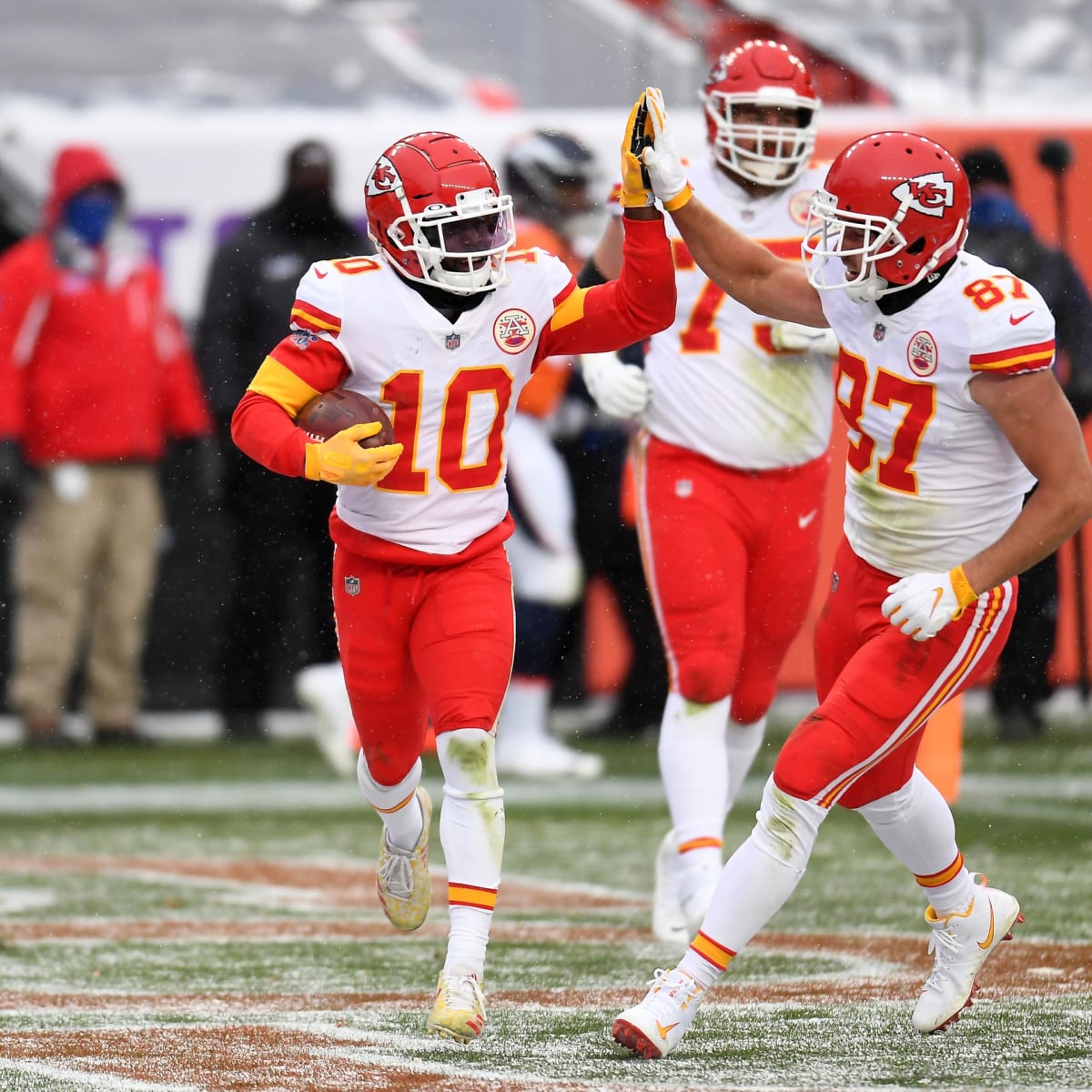 Kansas City Chiefs wide receiver Tyreek Hill (10) dives to try and make a  catch past Raiders de …