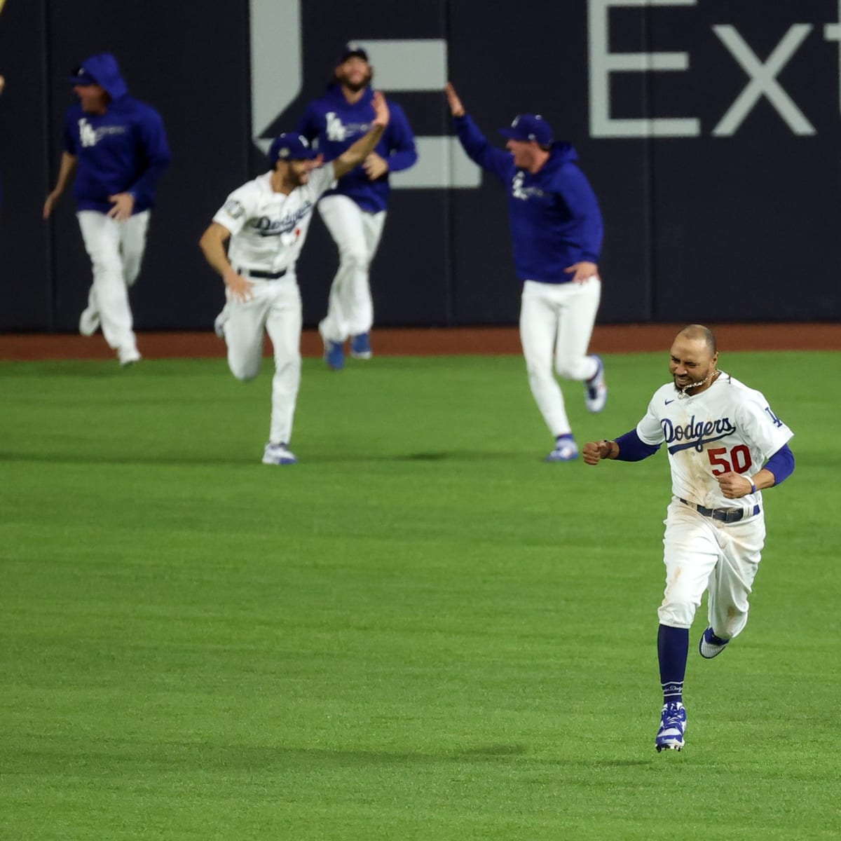 Former Cubs Mark Prior and Brant Brown get a World Series title