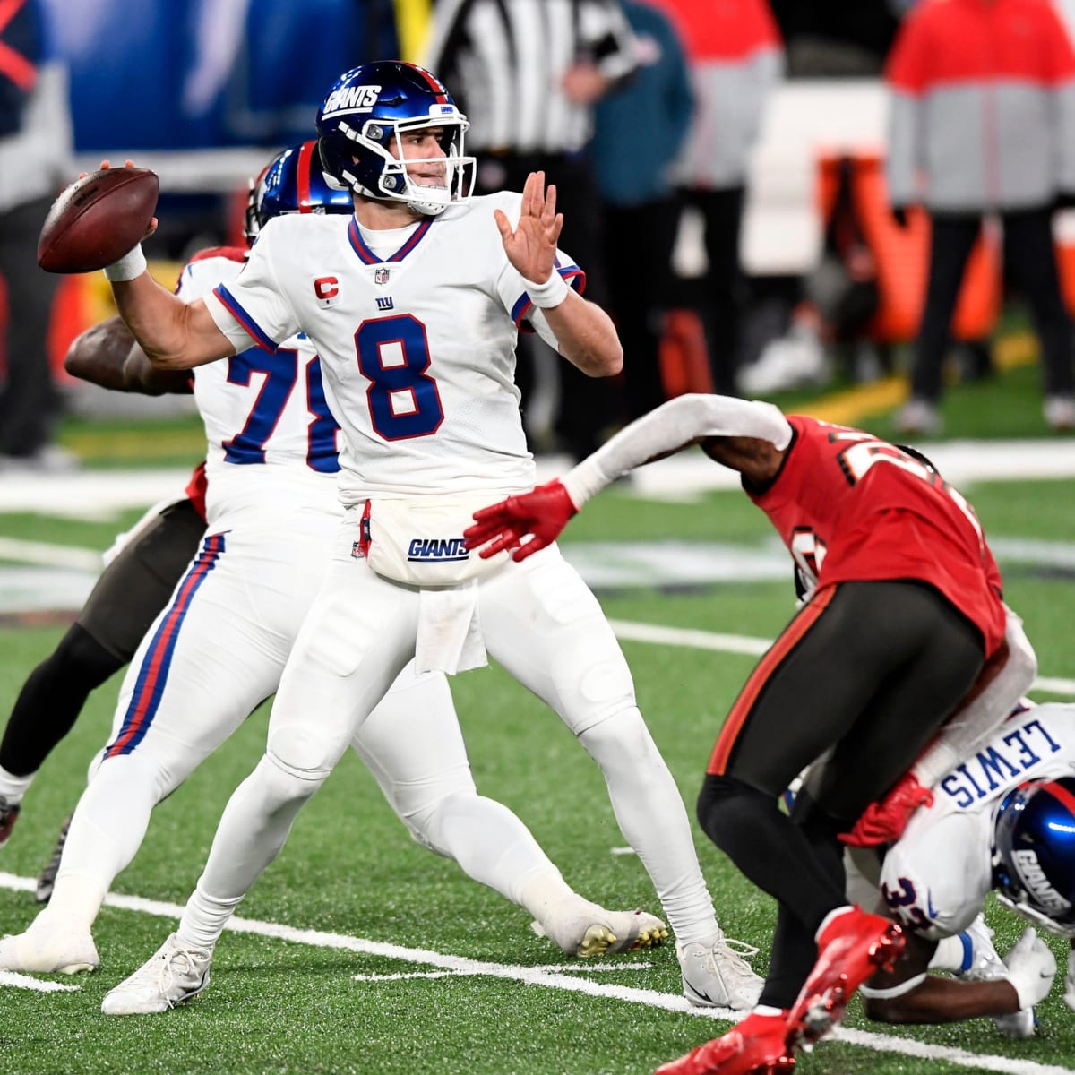 New York Giants Throw Away Chance of Upset Against Bucs in 25-23 Loss -  Sports Illustrated New York Giants News, Analysis and More