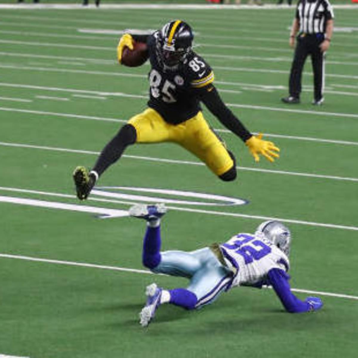 Pittsburgh Steelers wide receiver JuJu Smith-Schuster (19) warms-up before  an NFL football game against the Dallas Cowboys, Sunday, Nov. 8, 2020, in  Arlington, Texas. Pittsburgh won 24-19. (AP Photo/Brandon Wade Stock Photo 