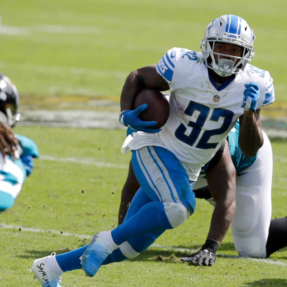 Detroit Lions running back D'Andre Swift (32) is tackled by