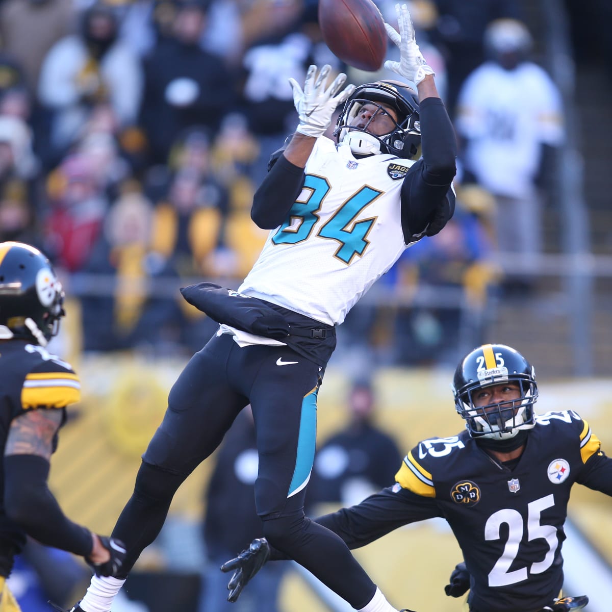 November 22, 2020 - Jacksonville, FL, U.S: Jacksonville Jaguars running  back James Robinson (30) during 1st half NFL football game between the  Pittsburgh Steelers and the Jacksonville Jaguars at TIAA Bank Field