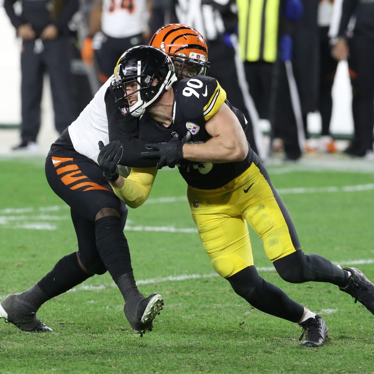 Cincinnati Bengals guard Quinton Spain (67) lines up for the play during an  NFL football game against the Kansas City Chiefs, Sunday, Jan. 2, 2022, in  Cincinnati. (AP Photo/Emilee Chinn Stock Photo - Alamy