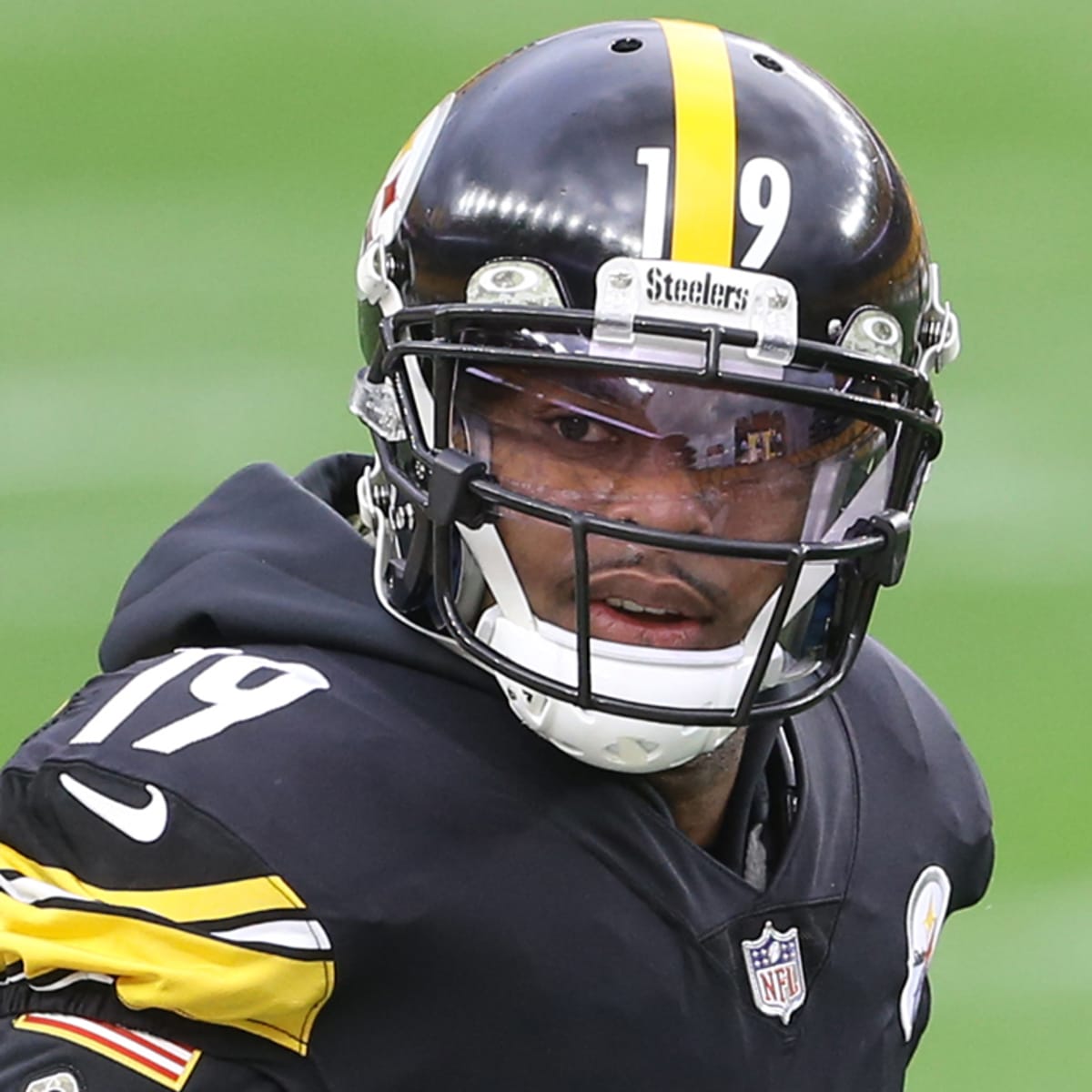 JuJu Smith-Schuster tweaks ankle stepping on penalty flag - Sports  Illustrated