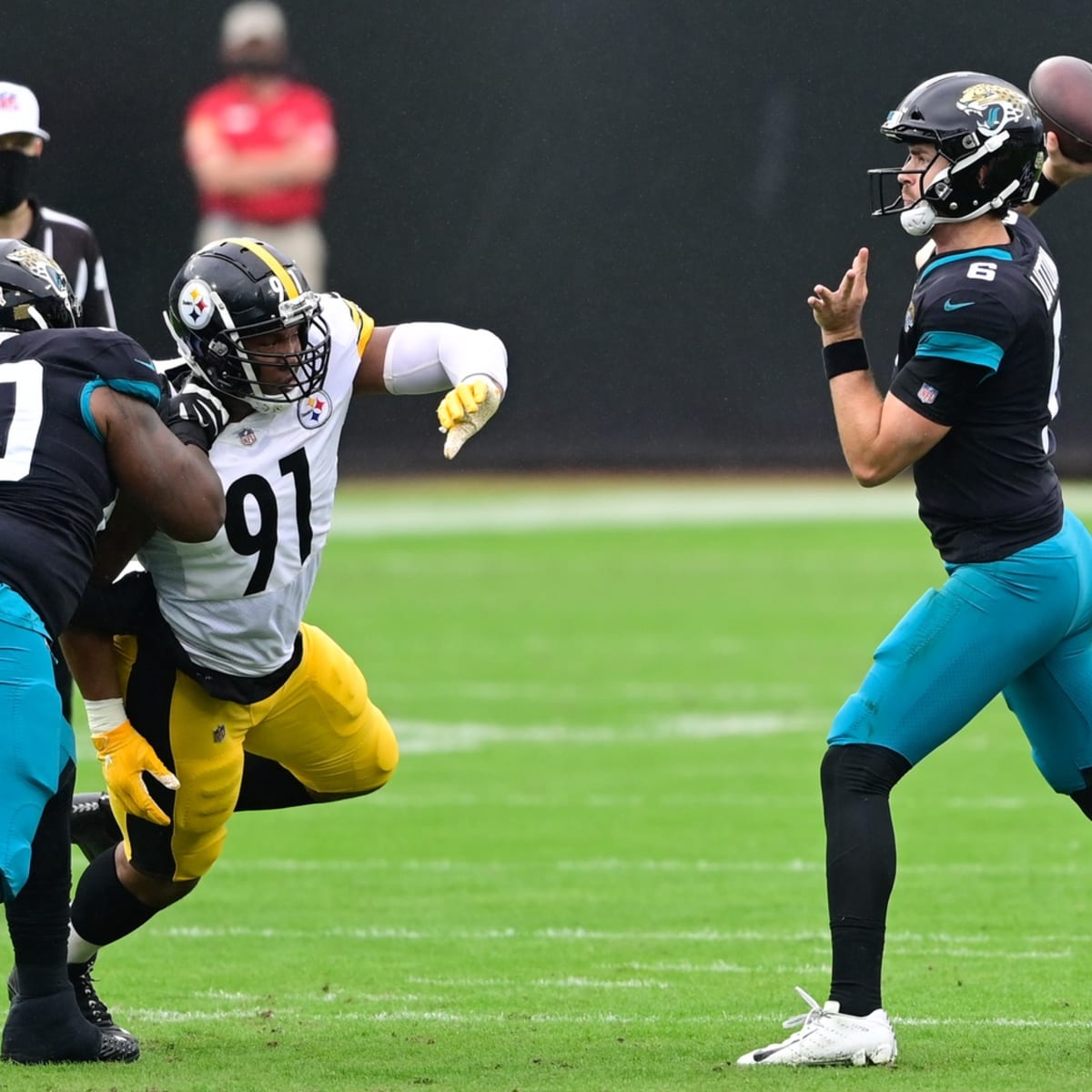 November 22, 2020 - Jacksonville, FL, U.S: Jacksonville Jaguars quarterback  Jake Luton (6) during 1st half NFL football game between the Pittsburgh  Steelers and the Jacksonville Jaguars at TIAA Bank Field in