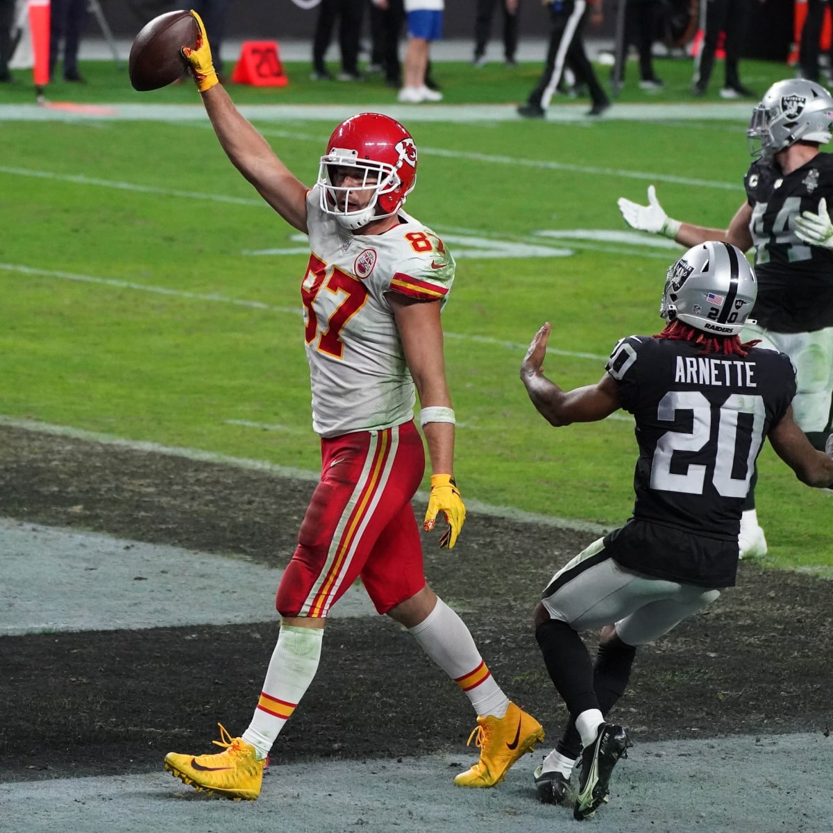 Kansas City Chiefs tight end Travis Kelce gains 24 yards on a pass from  quarterback Patrick Mahomes