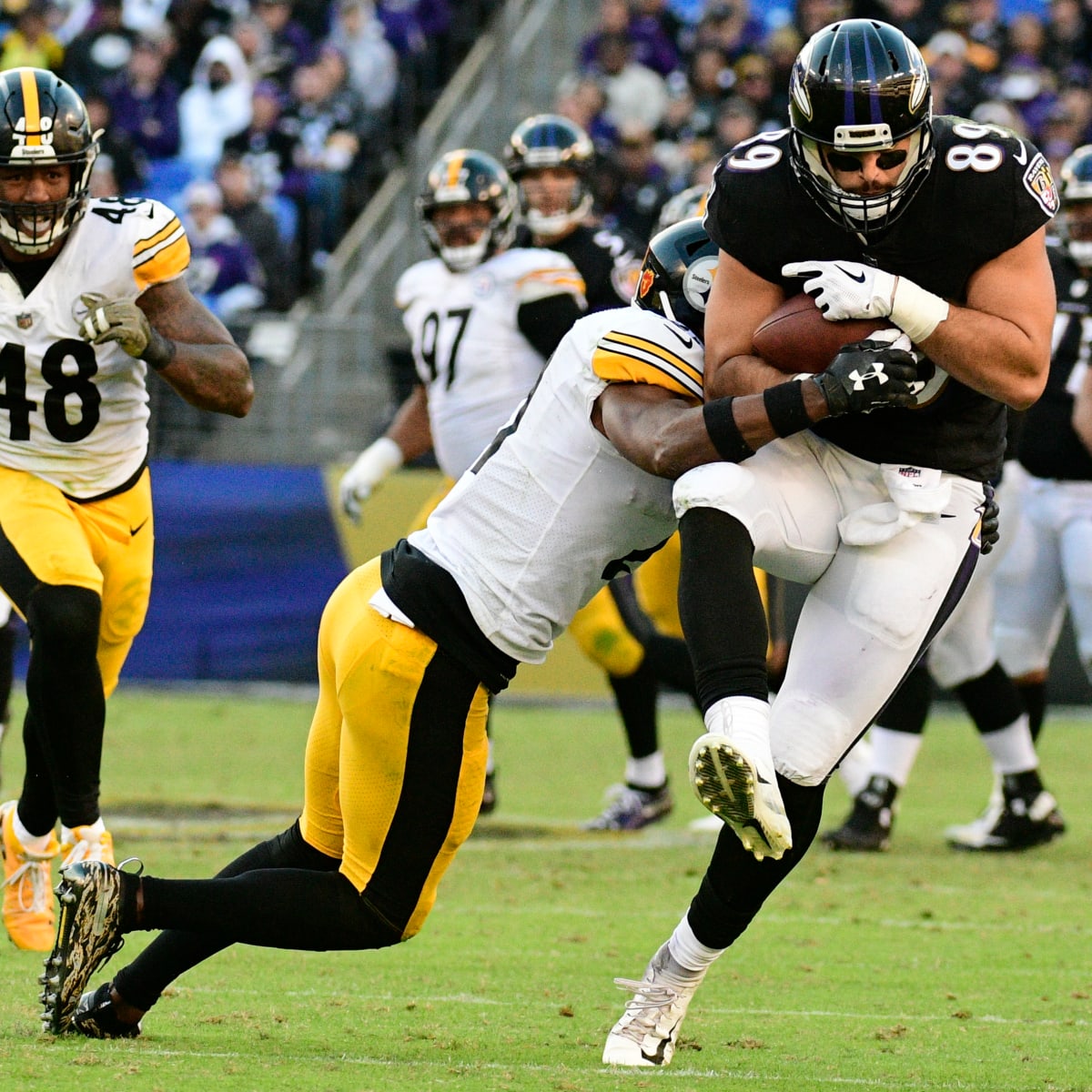 Baltimore Ravens tight end Mark Andrews (89) gets relief from the heat next  to a water