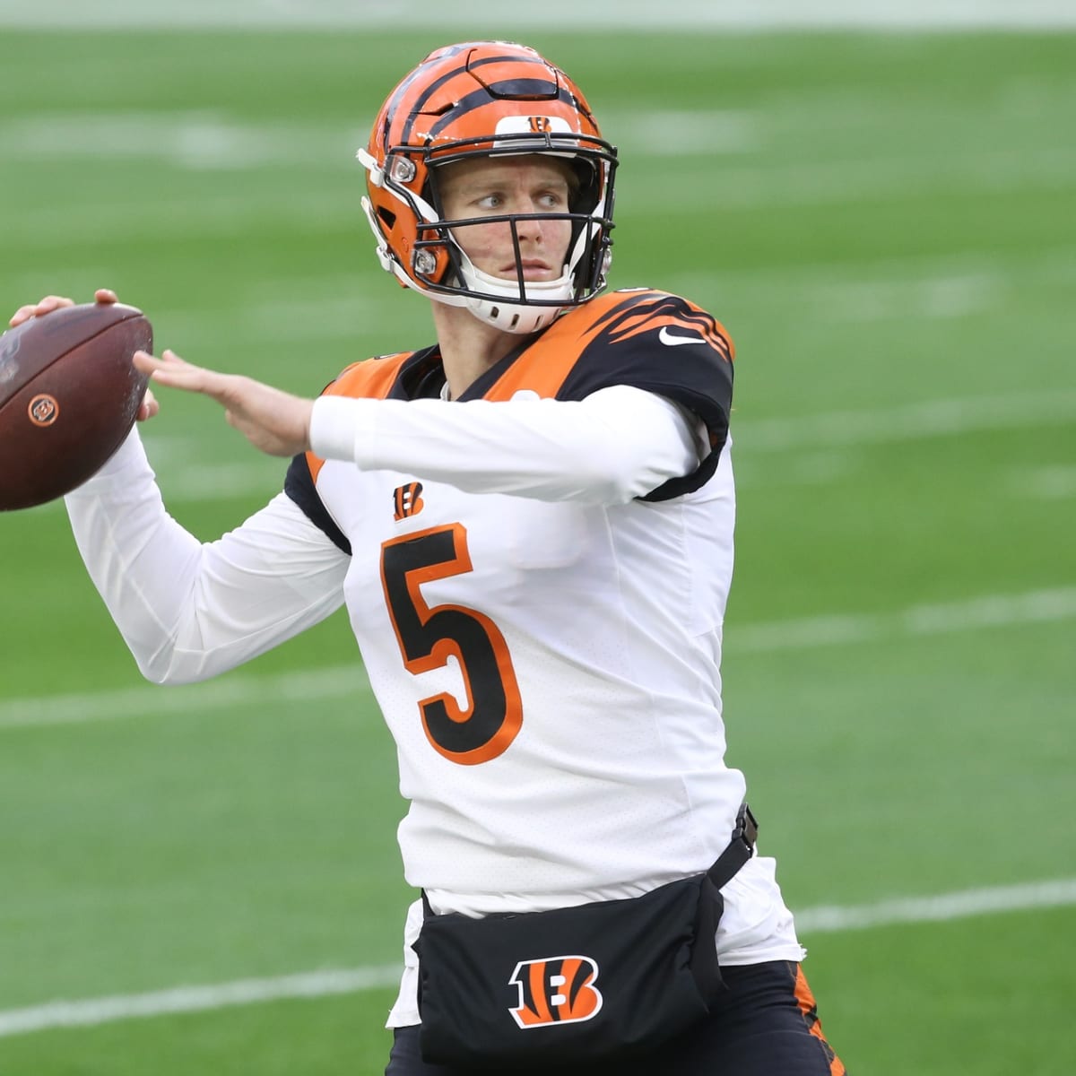 Cincinnati Bengals quarterback Ryan Finley (5) throws a pass during NFL  football training camp, Monday, July 29, 2019, in Cincinnati. (AP  Photo/Bryan Woolston Stock Photo - Alamy