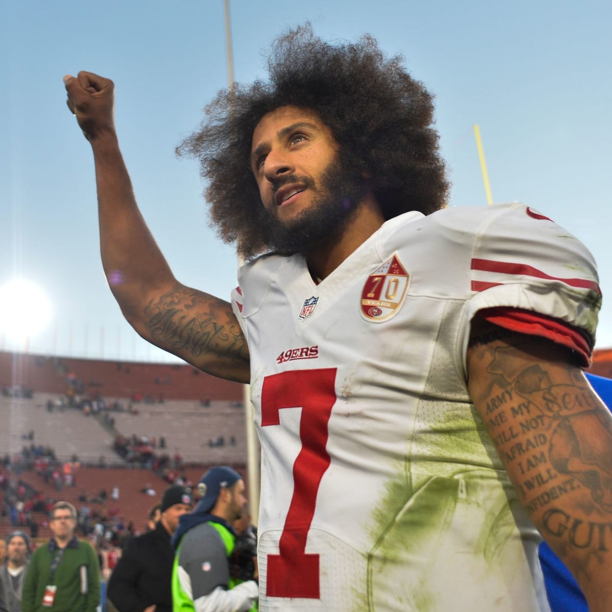 The Sporting News na Twitteri: Colin Kaepernick's 'dead arm' giving 49ers  difficult QB situation   /  Twitter