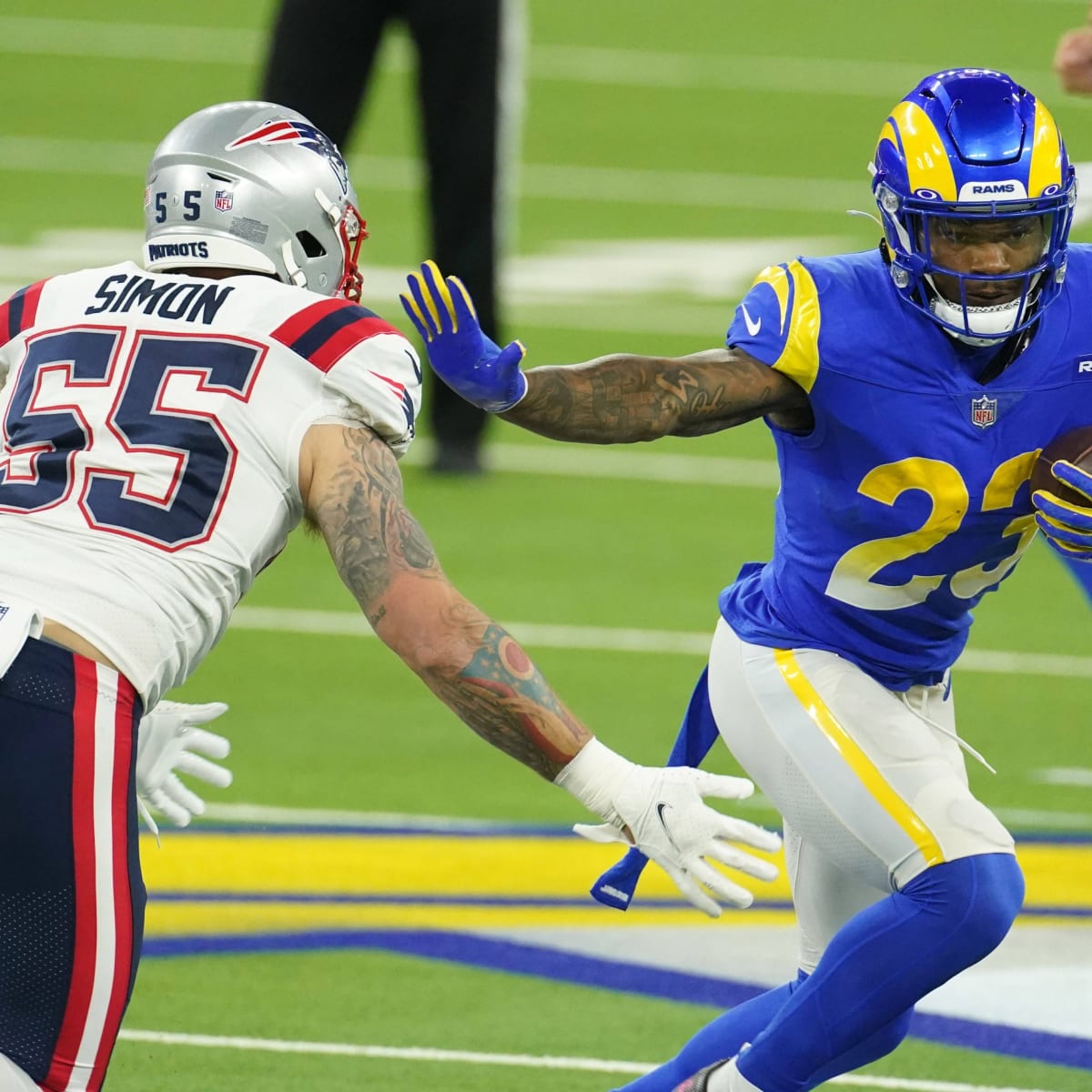 Akers, Rams put Patriots' playoff hopes in difficult spot