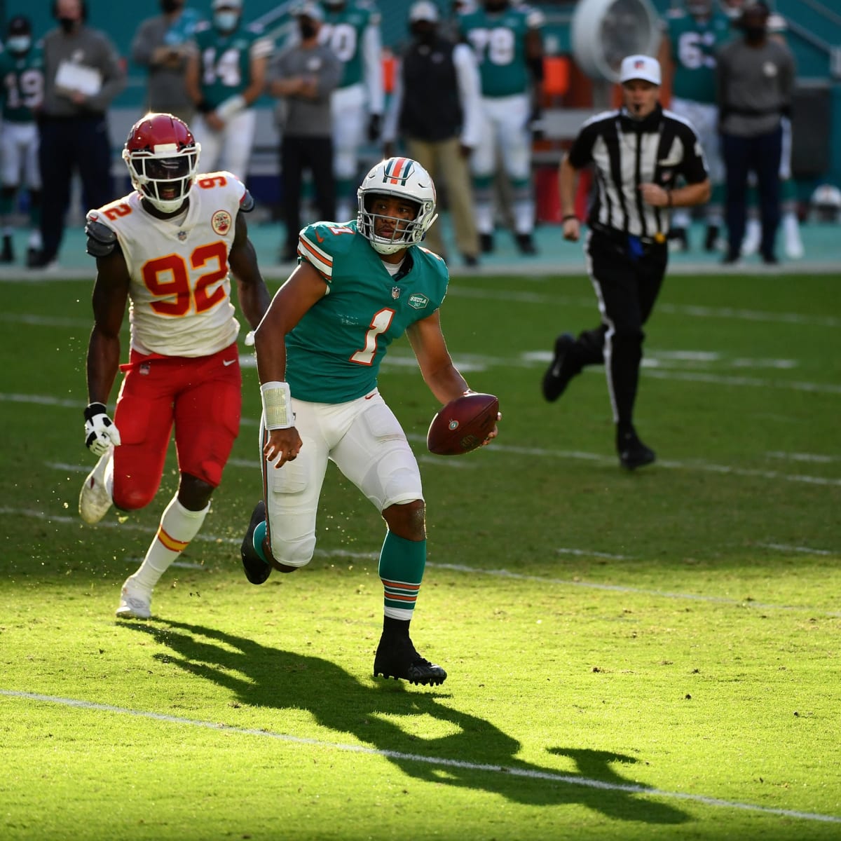 NFL ROUNDUP: Dolphins fall behind early, lose to Patriots 35-14 in