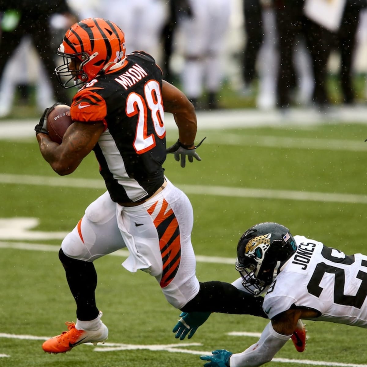 Bengals running back Joe Mixon ruled out for rest of game versus Steelers