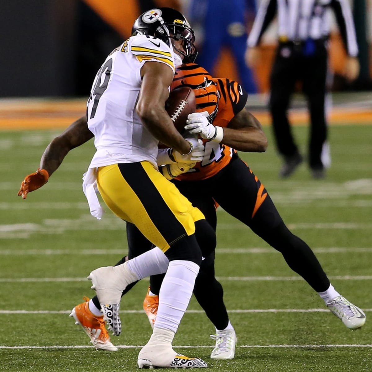 NFL Fans Are Not Feeling JuJu Smith-Schuster's Pregame Super Bowl Outfit At  All