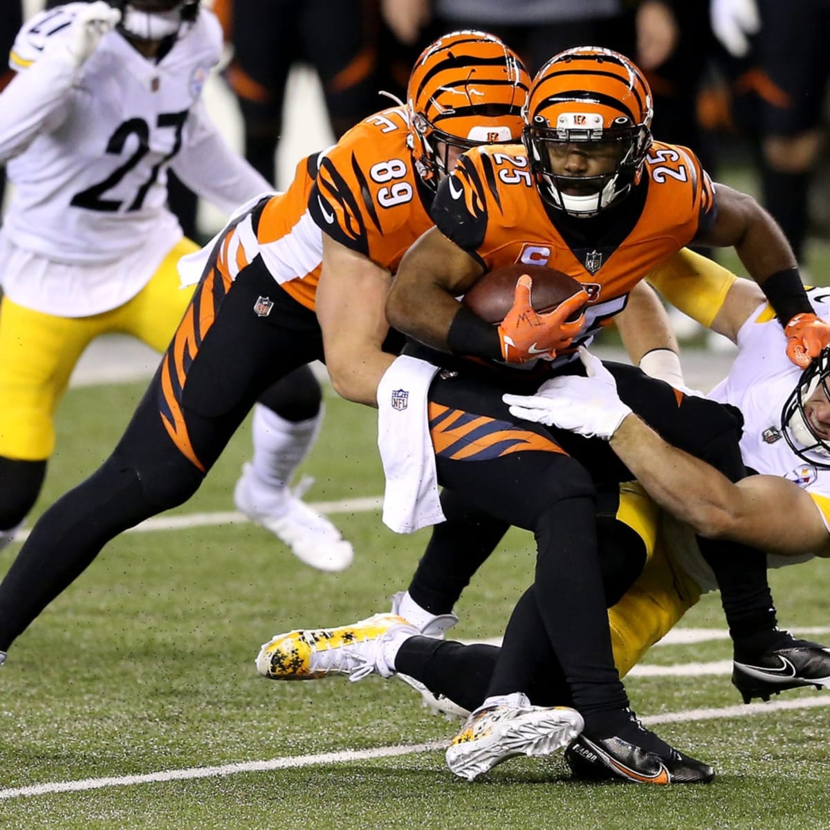 Cincinnati Bengals upset Pittsburgh Steelers 27-17 in prime-time game