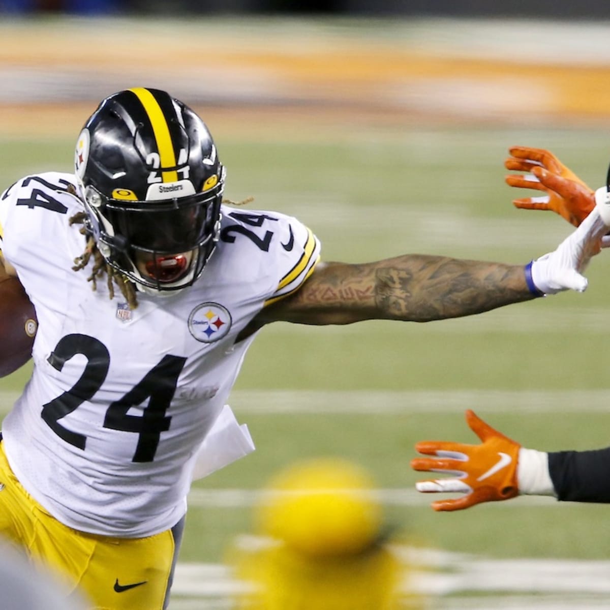 Pittsburgh Steelers' Benny Snell Jr. (24) runs during the first half of an  NFL football game against the Pittsburgh Steelers, Monday, Nov. 28, 2022,  in Indianapolis. (AP Photo/Michael Conroy Stock Photo - Alamy