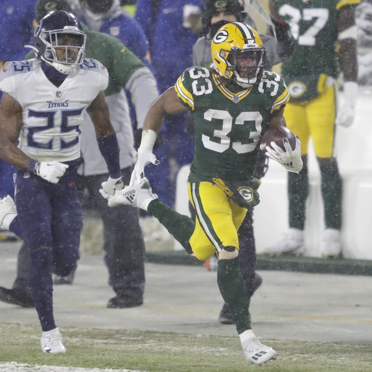 Packers blow out Titans, 40-14