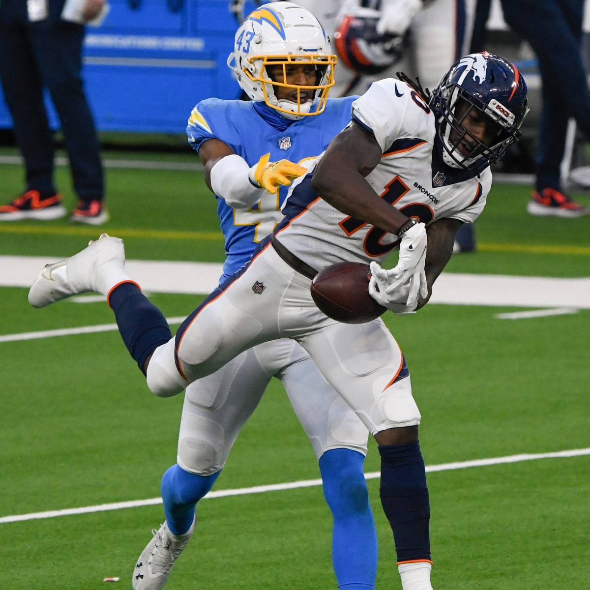 Broncos' Jerry Jeudy greets fans at Denver cell phone store