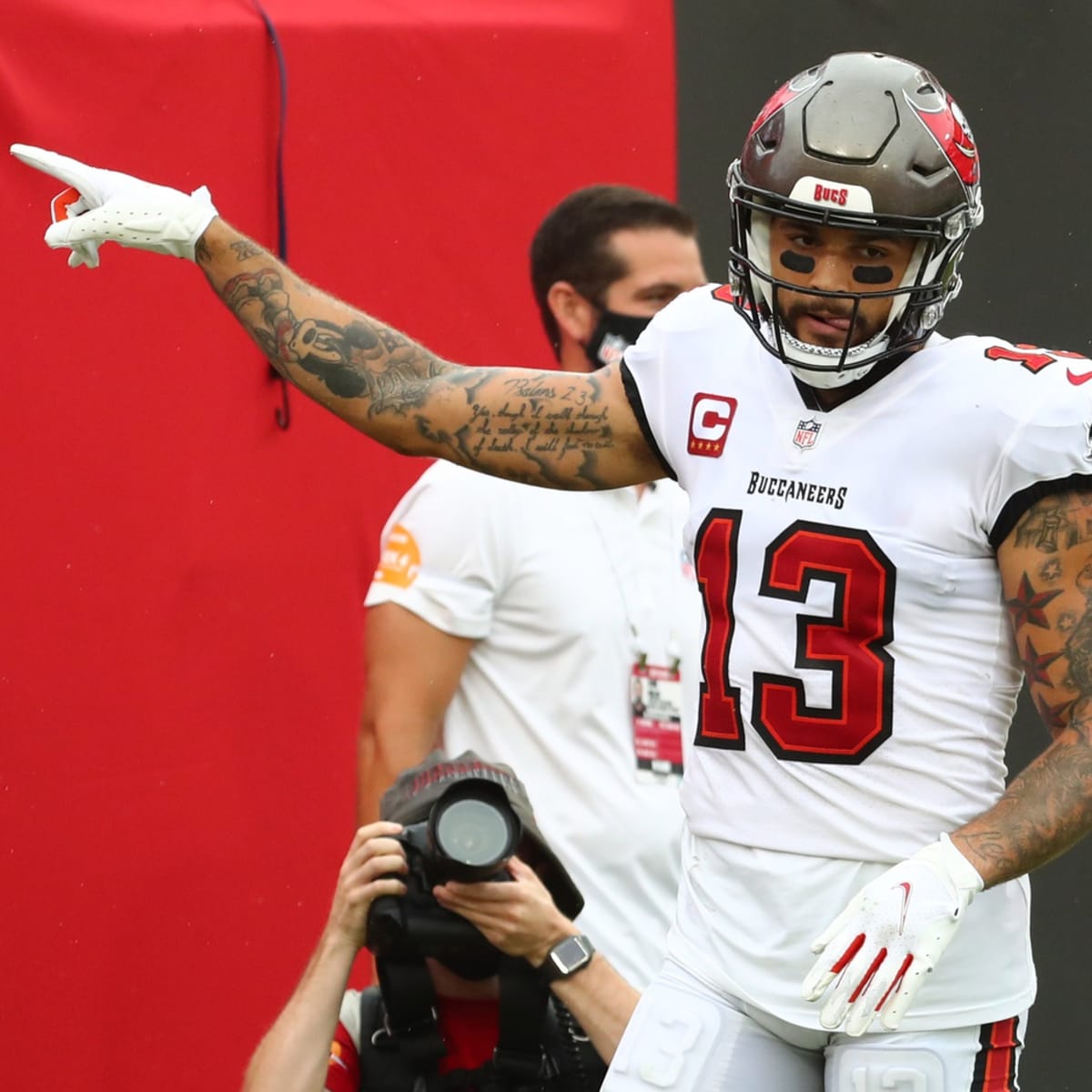 Buccaneers WR Mike Evans avoids structural damage to knee, could play vs  Washington