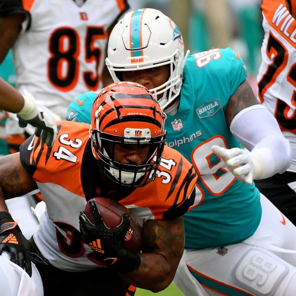 Miami Dolphins defensive tackle Raekwon Davis (98) walks on the