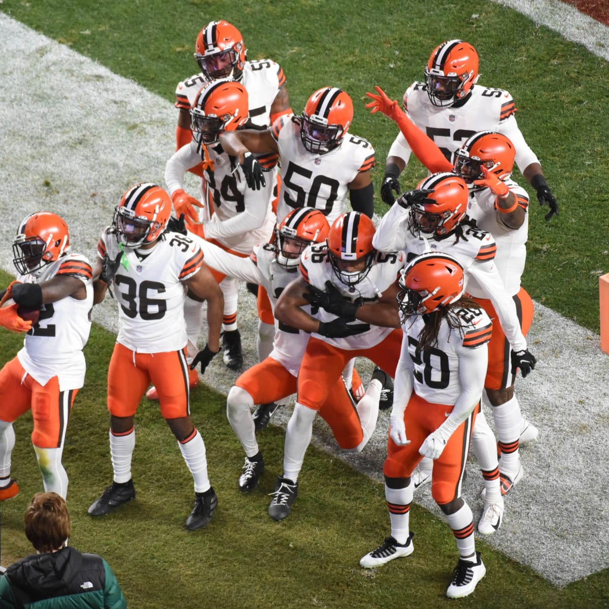 Browns recover fumble for touchdown on 1st play vs. Steelers