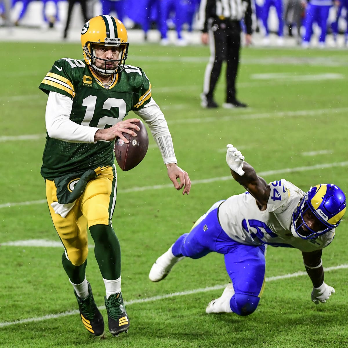 Aaron Rodgers threw two touchdown passes and ran for a score as theGreen Bay  Packers defeated the Los Angeles Rams 32-18