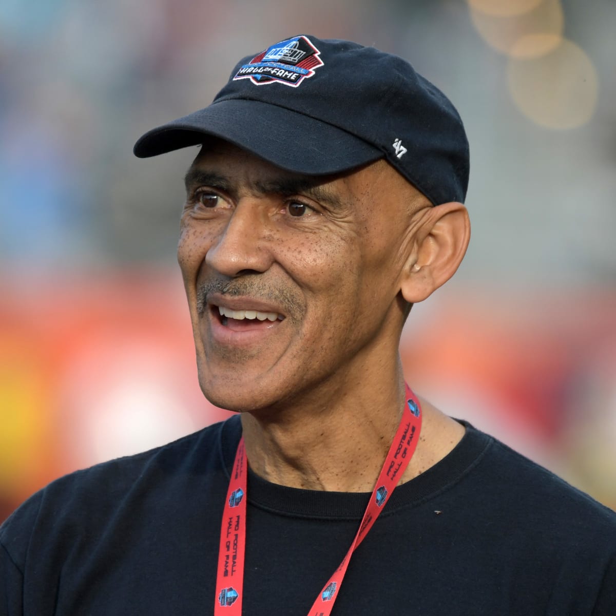 Indianapolis Colts head coach Tony Dungy (R) talks with New