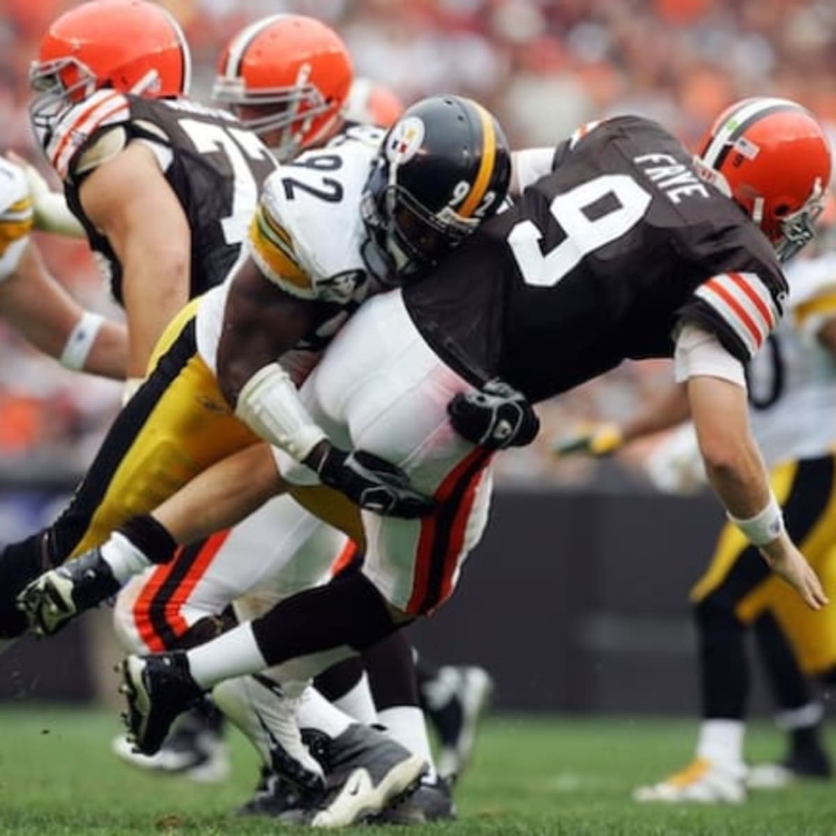 Cleveland, Ohio, USA. 20th Nov, 2005. Cleveland Browns quarterback Charlie  Frye during a time out in during the Browns 22-0 win over the Miami  Dolphins at Cleveland Browns Stadium on Nov. 20