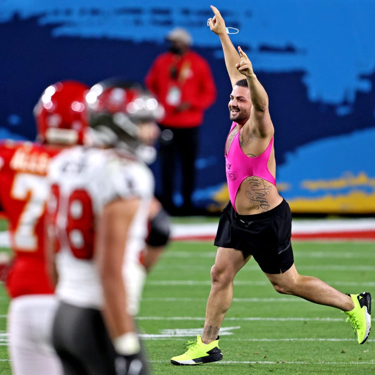 Kevin Harlan's epic call of Super Bowl LV streaker