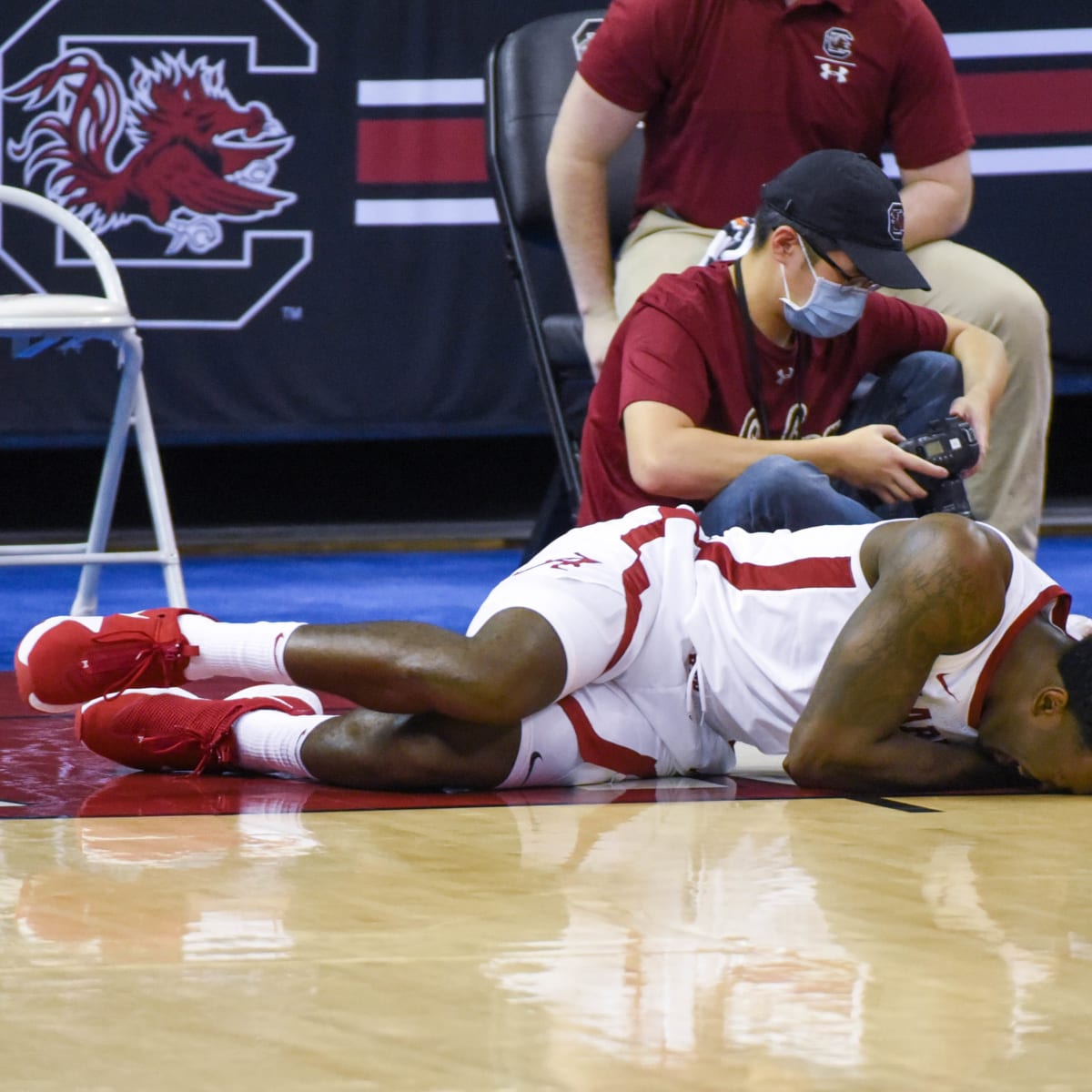 Alabama basketball had to play with only 3 players after a huge fight and  an injury 