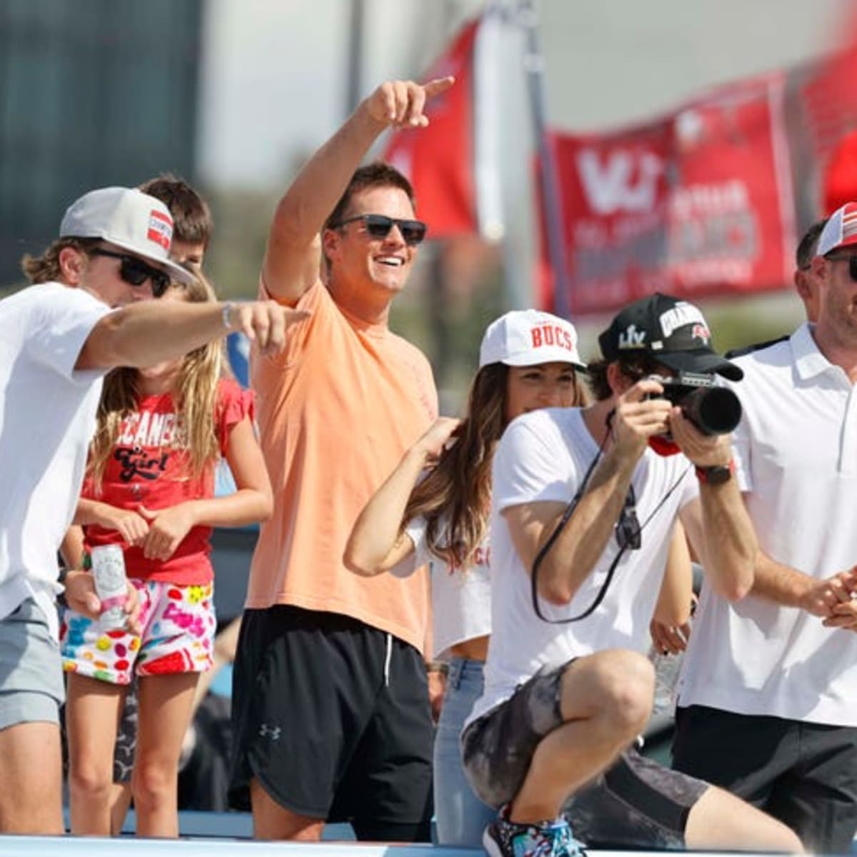 Cameron Brate Reacts To Tom Brady's Epic Parade Throw - The Spun