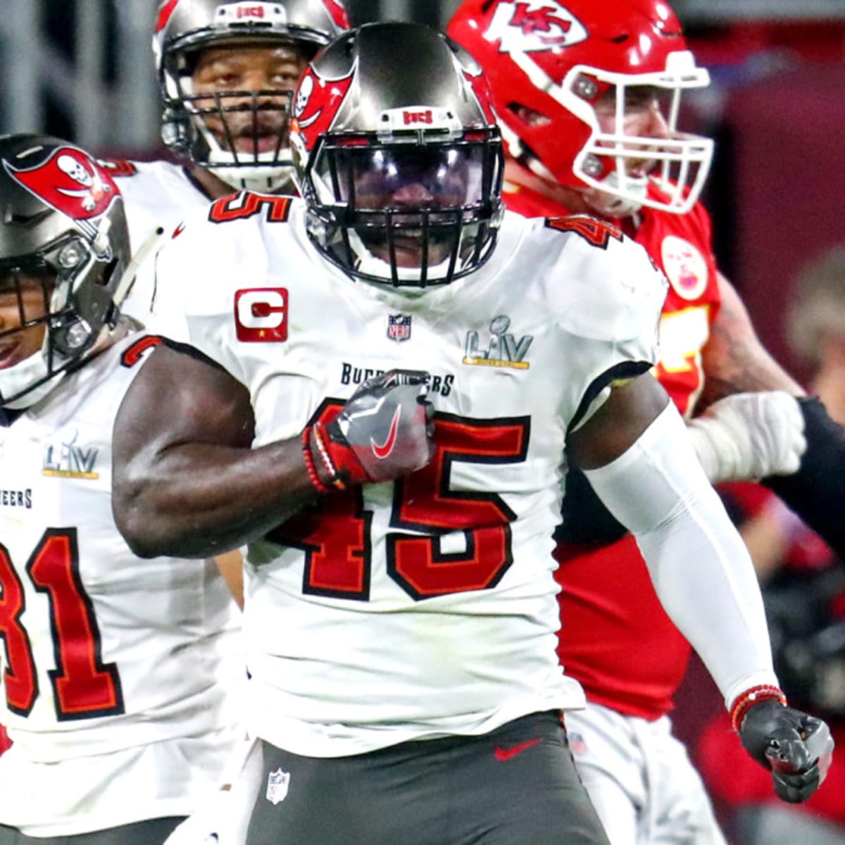 Bucs' Devin White will need luck to be back for playoff opener